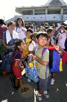 Children evacuate Miyakejima
